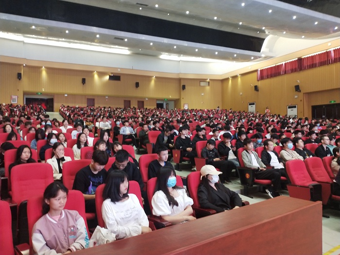 图2 同学们认真聆听讲修改图.jpg
