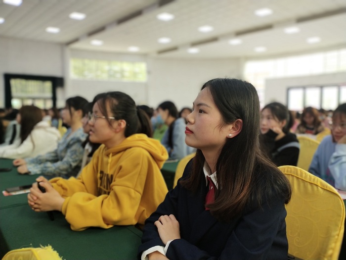 图2 同学们认真聆听讲座修改.jpg