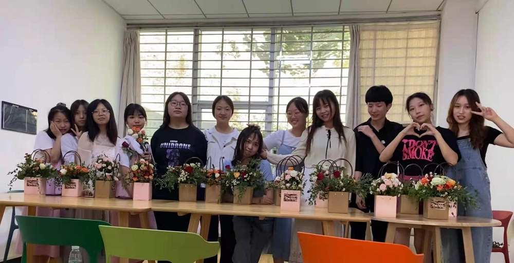图2 同学们合影修改.jpg