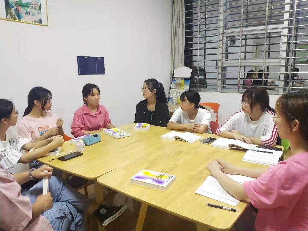 图1读书会讨论现场修改.jpg