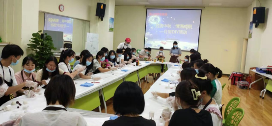 图2 月饼制作现场.png
