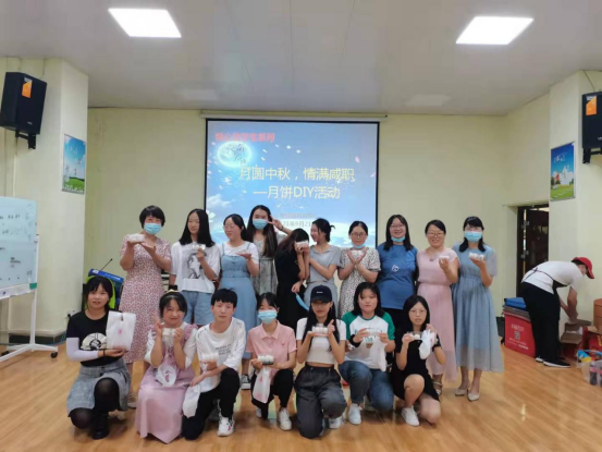 图3 全体师生合影.png