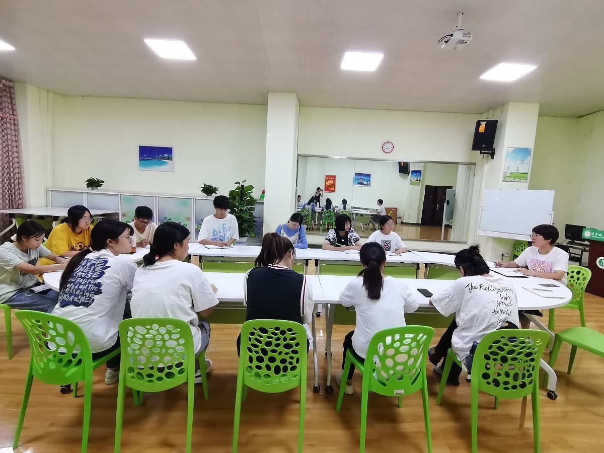 图2 焦老师为学生干部培训 改.jpg