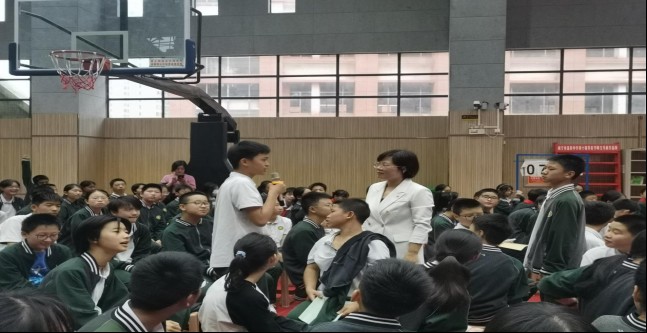 图2 焦老师与学生互动.jpg 图2 焦老师与学生互动.jpg